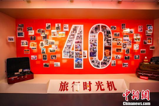 此次新装亮相国家博物馆的“时光博物馆”延续了“中国有我，时光有我”的主题，采用微观视角，解构40年来中国人衣食住行的变迁。“旅行时光机”作为此次的新增主题，围绕旅行中衣食住行等相关体验的变化，对全民旅行记忆进行了还原，重现了旅行从“奢侈品”进入“寻常百姓家”的历程。　夏宾 摄
