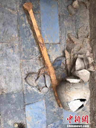 图为墓葬出土的铁剑。(钟欣摄)