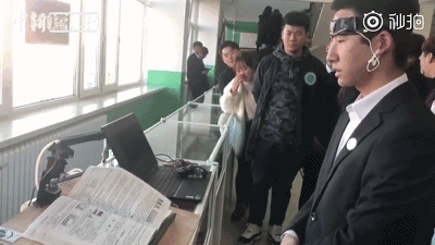 大学生发明意念翻书设备遭嘲讽 网友看不下去了