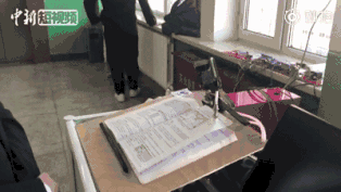 大学生发明意念翻书设备遭嘲讽 网友看不下去了