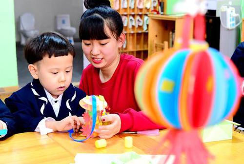 幼儿园小朋友辛辛苦苦做手工 结果同学都是网购的