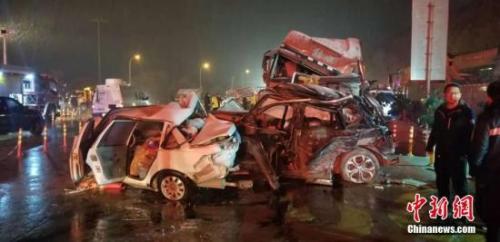 图为车祸现场。 杨青 摄