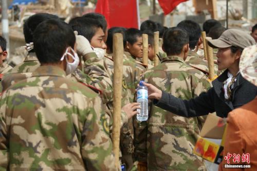群众为救灾战士递上矿泉水。武警玉树支队 李大龙 供图