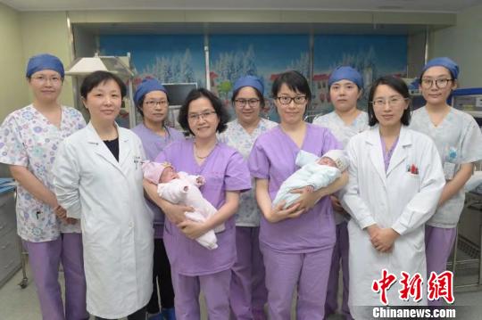 今天，姐弟俩人顺利出院。　芊烨 摄