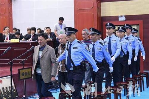 被扫掉的他们有多黑?过路车碾死1只鸡遭索赔180万