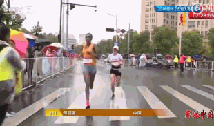 怒！马拉松中国女将被志愿者递国旗干扰 痛失冠军