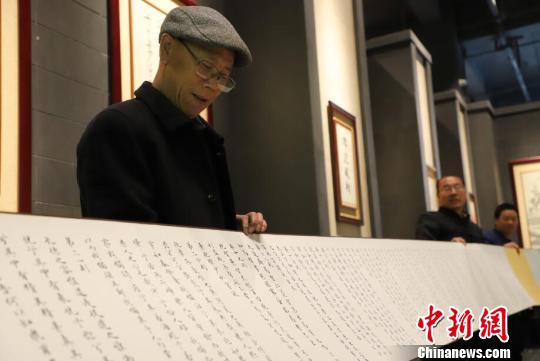 甘肃草根书法家癌症晚期日写蝇头小字曾将墨水喝下肚