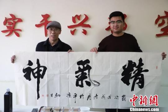 图为杜建才的书法作品?！÷砝椿?摄