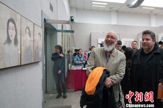 外国友人欣赏金奖作品。朱铁书 摄