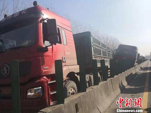 图为事故现场?！≌盼脑?摄