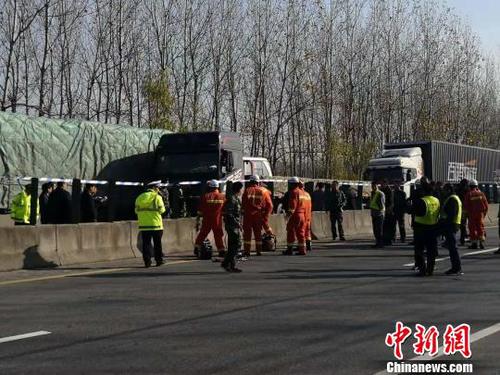 图为救援人员在现场实施救援。张文泽 摄