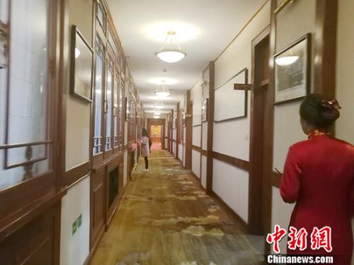 图为全聚德烤鸭店内部 邱宇 摄 点击进入下一页