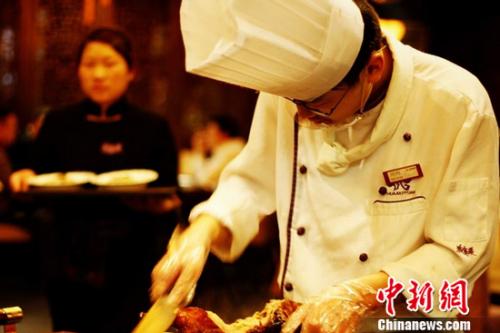 资料图 :花家师傅片烤鸭 张艳红 摄 点击进入下一页