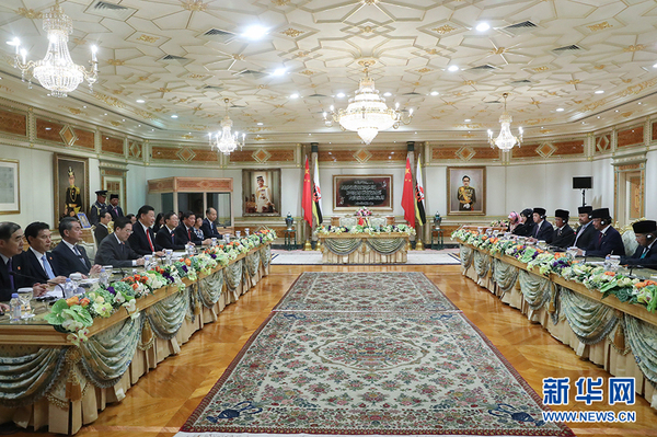 11月19日，国家主席习近平在斯里巴加湾同文莱苏丹哈桑纳尔举行会谈。3