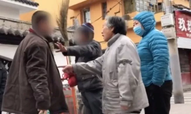 78岁老太街头制暴:再动手我打你 社会需要我这样人