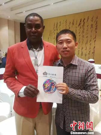 江学文与外国友人分享剪纸艺术 钟欣 摄 江学文与外国友人分享剪纸艺术 钟欣 摄