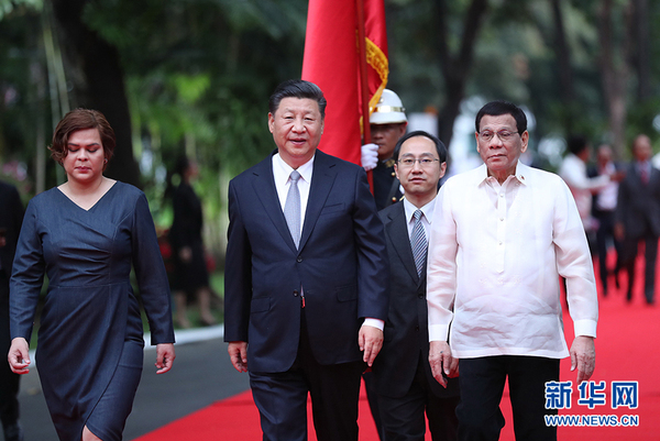 11月20日，国家主席习近平在马尼拉同菲律宾总统杜特尔特举行会谈?；崽缚记?，习近平出席杜特尔特在总统府前草坪举行的隆重欢迎仪式。这是仪式结束后，两国元首共同前往总统府主楼。