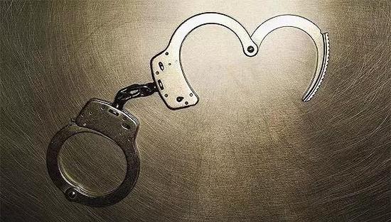 女记者因调查报道被例行查房 谁为这场闹剧负责