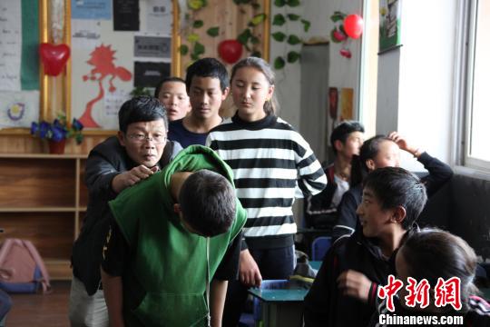 刘海鹰义诊?！”本┖Ｓゼ怪】倒婊鸹峁┩?摄