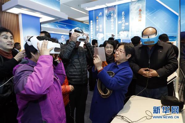 11月20日，在 “伟大的变革——庆祝改革开放40周年大型展览”的大国气象展区，参观者在体验“本色中国”VR项目。