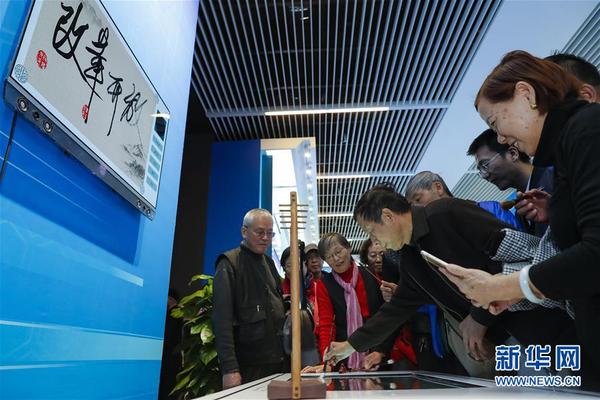 11月20日，在 “伟大的变革——庆祝改革开放40周年大型展览”的大国气象展区，来自湖南的64岁老人黄承初在一个智能电子书法台上写下“改革开放”4个字。书法台上没有墨水，只用干毛笔、手指即可书写，字迹可同步投射在显示屏上，还可保存后扫描二维码分享。