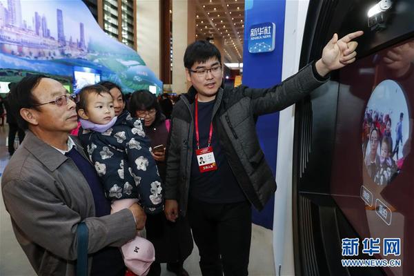 11月20日，在“伟大的变革——庆祝改革开放40周年大型展览”的壮美篇章展区，观众在体验新华通讯社的“留声40年：扫描人脸生成你的时代金曲”互动项目。这个项目通过为观众拍摄照片，根据观众的性别和面部特征为其推荐生成不同时代的金曲。