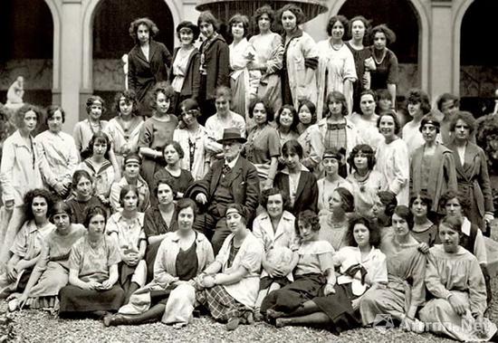 图11 方君璧在巴黎美术学院所在班级的全体合影  居中老者为教授殷伯