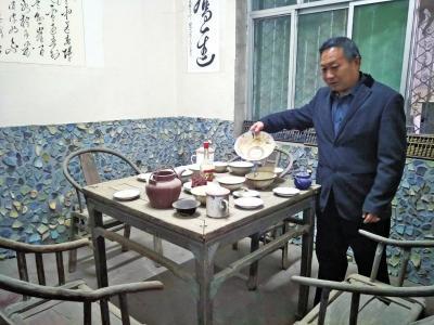 八仙桌上摆满了碗碟，四把太师椅等您入座。