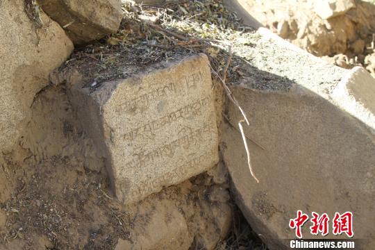 图为石碑碑身碎块?！≌岳?摄