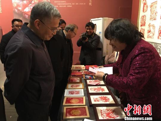 文化和旅游部党组成员、副部长项兆伦参观丰宁满族剪纸展位?！「吆斐?摄
