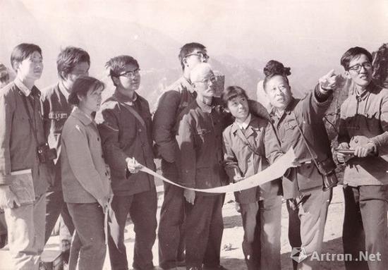 在黄山写生 ，右一为李平、右二为陆一飞、右六为周闻、右七为张淳