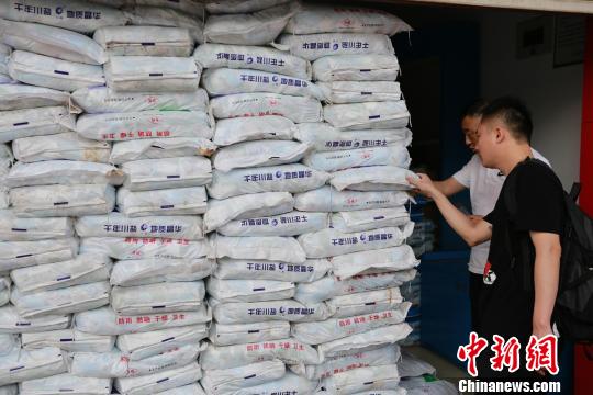 民警查处假冒商标盐 刘刚 摄 民警查处假冒商标盐 刘刚 摄