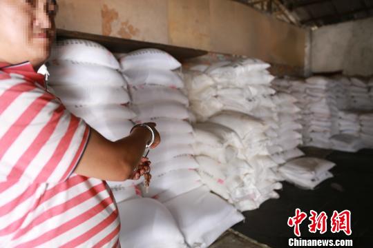 犯罪嫌疑人指认生产现场 刘刚 摄 犯罪嫌疑人指认生产现场 刘刚 摄