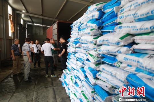 民警捣毁制假窝点 刘刚 摄 民警捣毁制假窝点 刘刚 摄