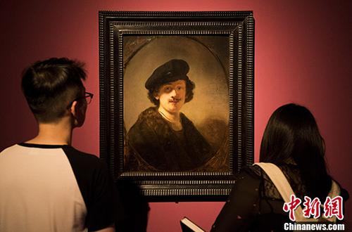 资料图:公众在参观荷兰画家伦勃朗1634年所作的自画像。 <a target='_blank' href='http://www.chinanews.com/'>中新社</a>记者 侯宇 摄 点击进入下一页
