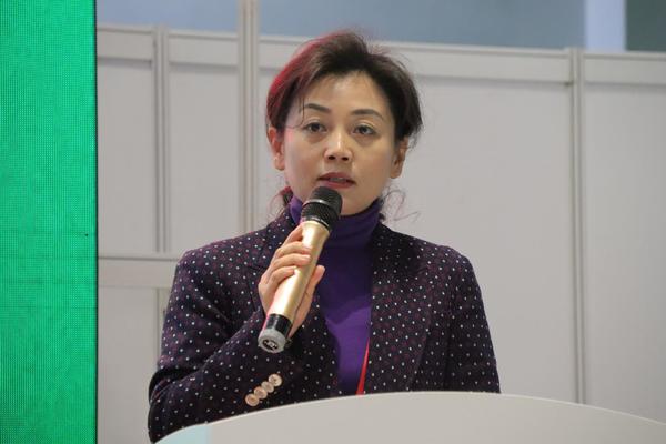 中国优质农产品开发服务协会会长黄竞仪作主题演讲 中国优质农产品开发服务协会会长黄竞仪作主题演讲