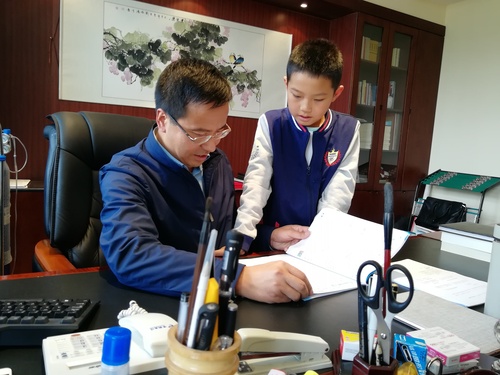 孙向军辅导孩子做作业 孙向军辅导孩子做作业