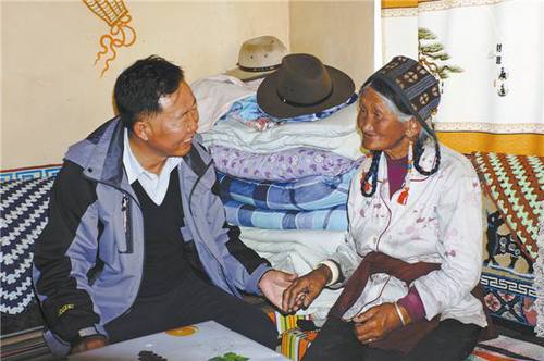 高宝军与藏族百姓在一起 高宝军与藏族百姓在一起