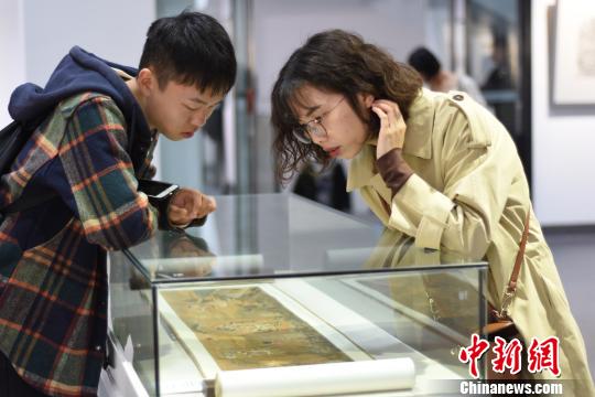 图为观展者在现场观展?！≈咏ㄉ?摄