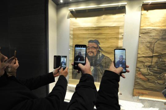 孔子博物馆11月26日在孔子故里曲阜正式开馆试运行，社会各界人士参观展览。