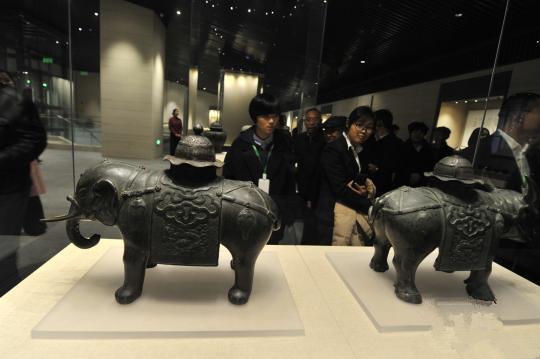 孔子博物馆11月26日在孔子故里曲阜正式开馆试运行，首批展出文物2500件（组）。