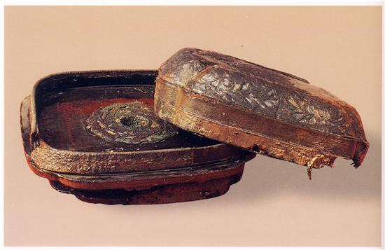 常州半月岛南唐墓出土漆镜盒