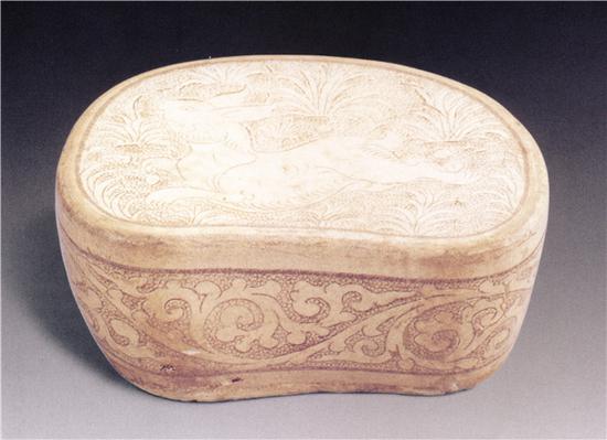 图八 新郑市菜园马村出土白釉珍珠地划花豆形瓷枕