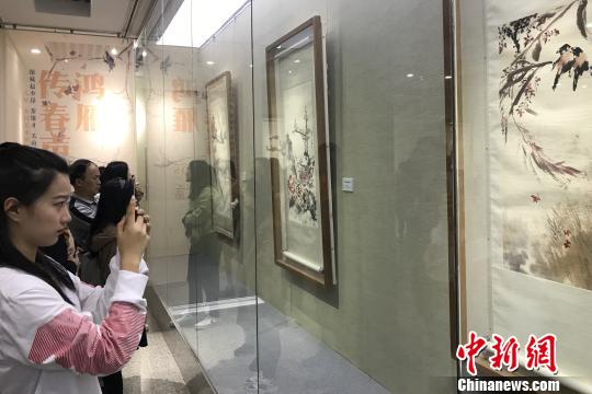 观众观展 索有为 摄 观众观展 索有为 摄