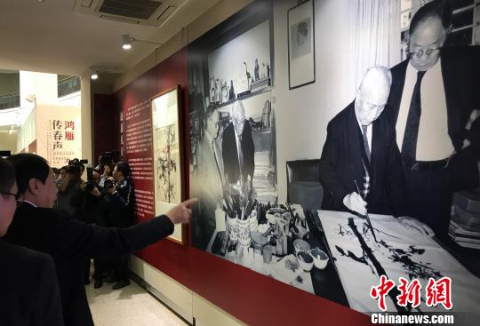 四老共聚联手创作的照片在展厅亮相 索有为 摄 四老共聚联手创作的照片在展厅亮相 索有为 摄