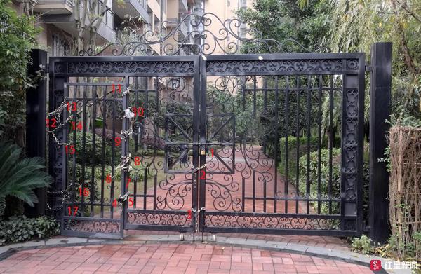 小区消防门被上17把锁 挂锁业主:买别墅就是图清净