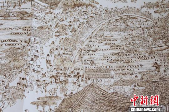 图为以烙画形式绘制的《清明上河图》局部?！⌒煅?摄