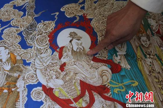 姜中创新的烙镂画技艺，多应用于在宣纸上临摹古典长卷?！⌒煅?摄