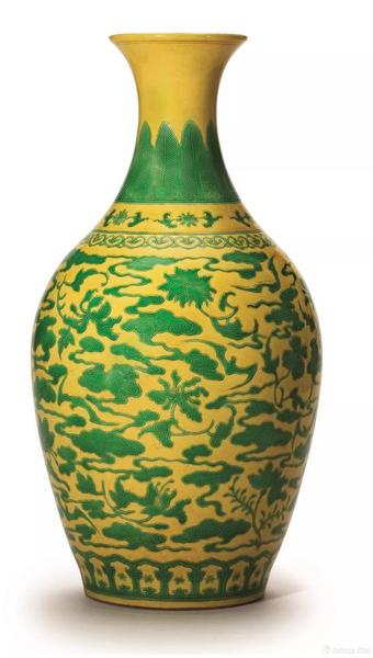 Lot 1252 清雍正　黄地绿彩福寿祥云折枝花卉纹橄榄瓶 成交价：HK$ 44，800，000