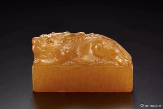 Lot 1219  清早期 田黄雕貔貅钮方印 成交价：HK$ 4，370，000